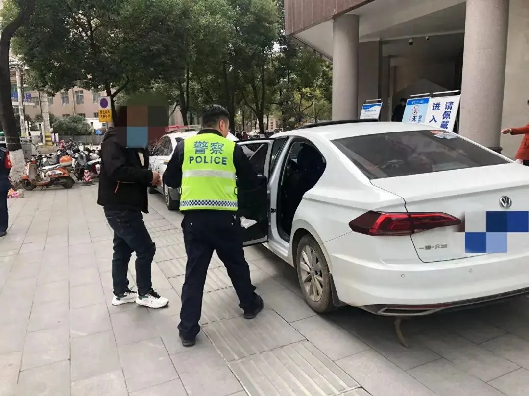 小女孩昏厥，汉中交警火速送医救助。