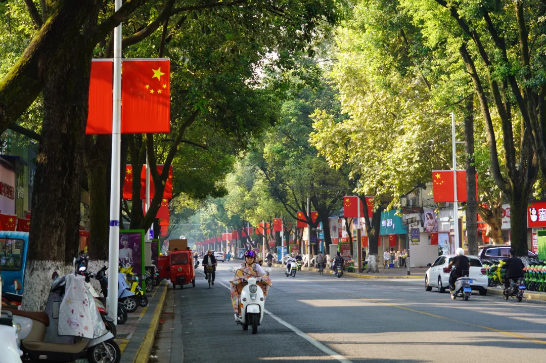 视觉汉台 | 国庆氛围感拉满!“中国红”扮靓汉台街头