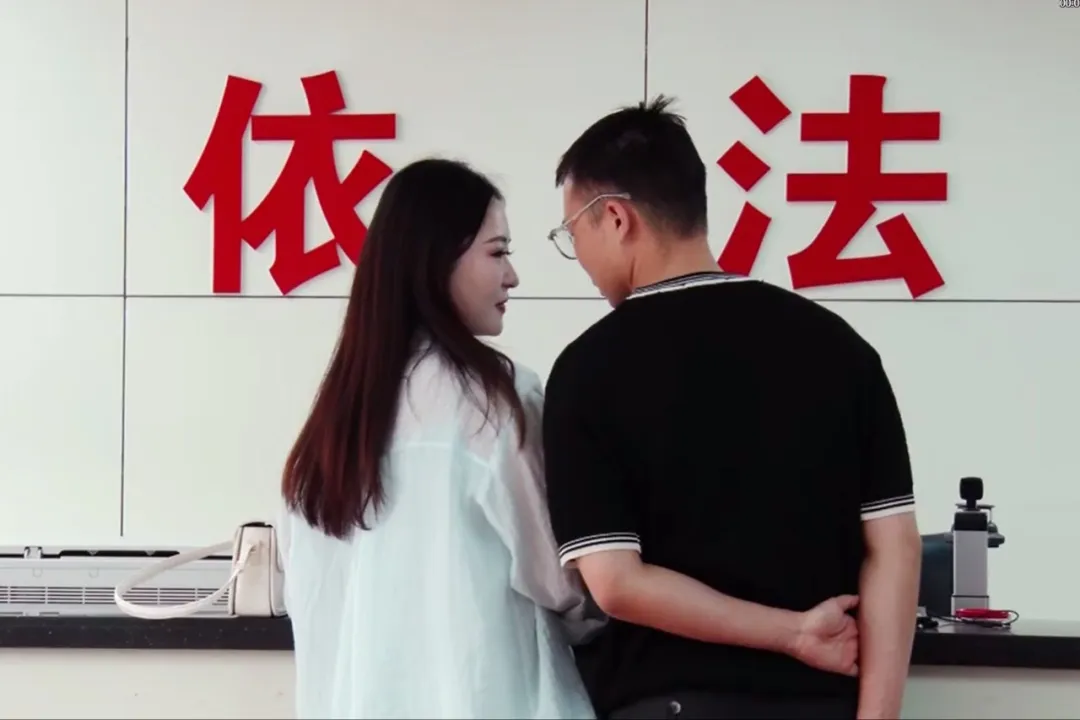汉台迎来首对婚姻登记全国通办新人