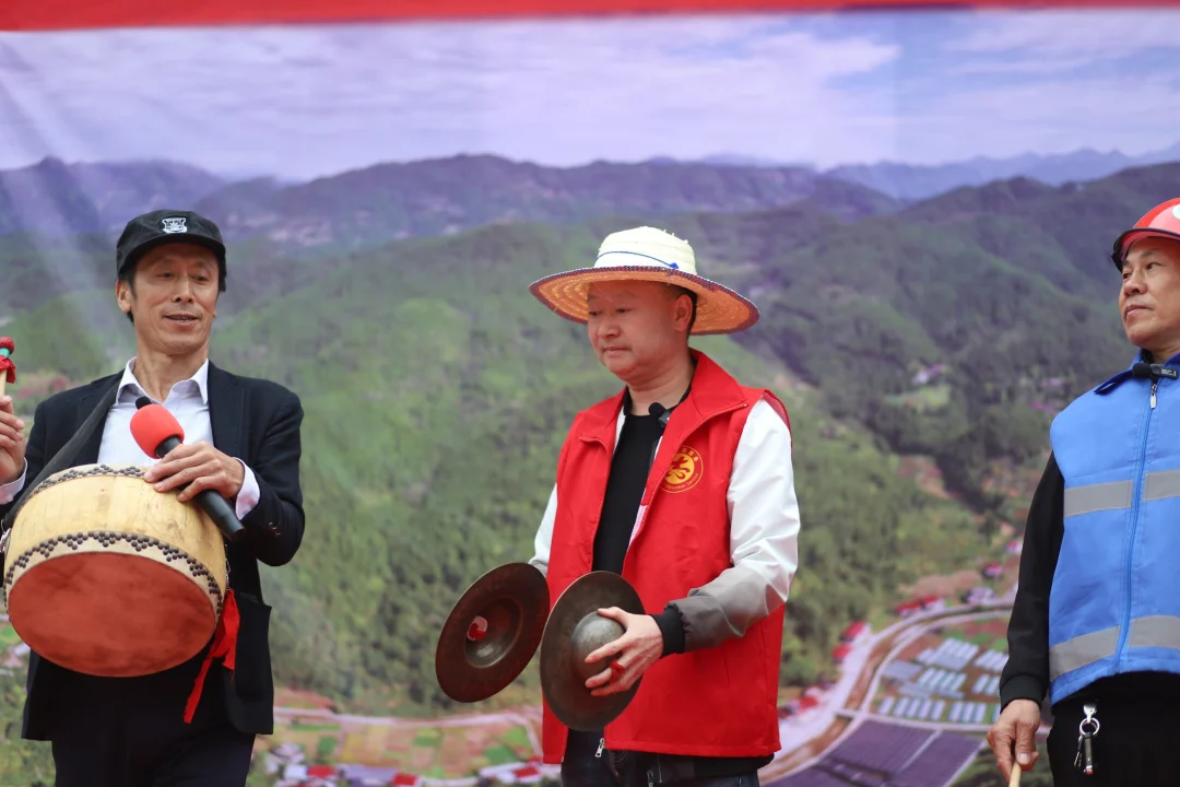 戴红围巾，拍幸福照，镇巴重阳暖意浓