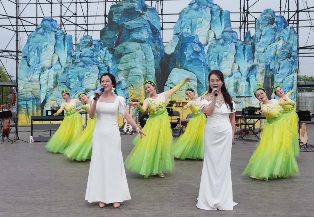 这场花海里的音乐会，连风都停下了脚步