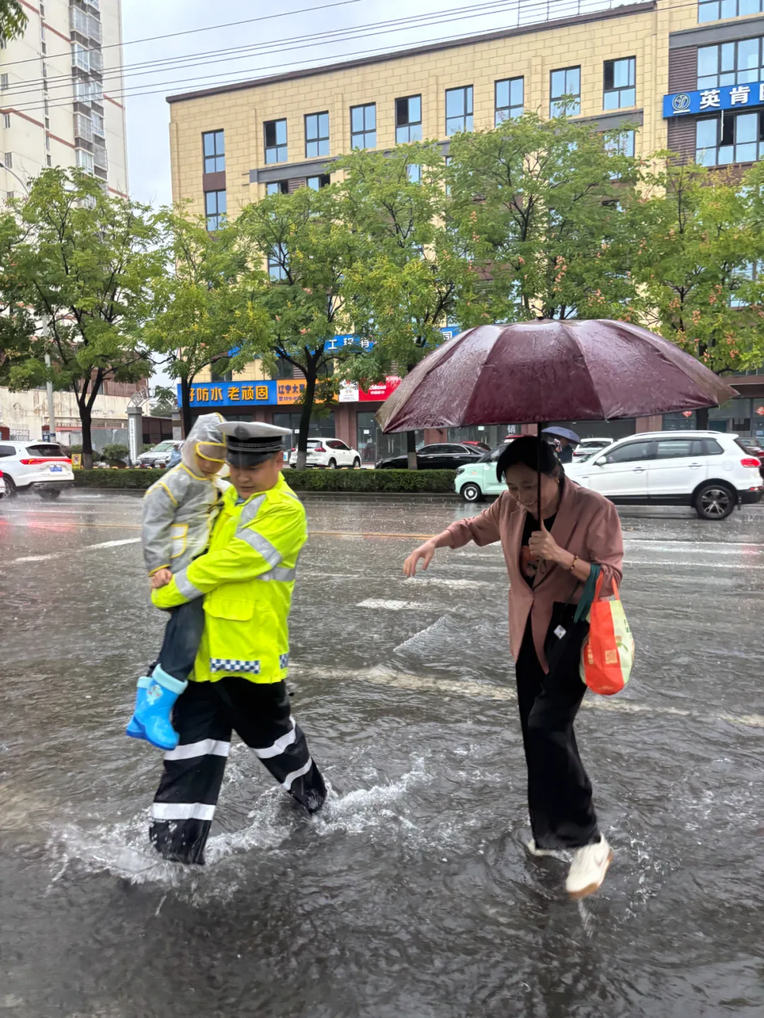 雨中暖怀：交警化身“摆渡人”护学