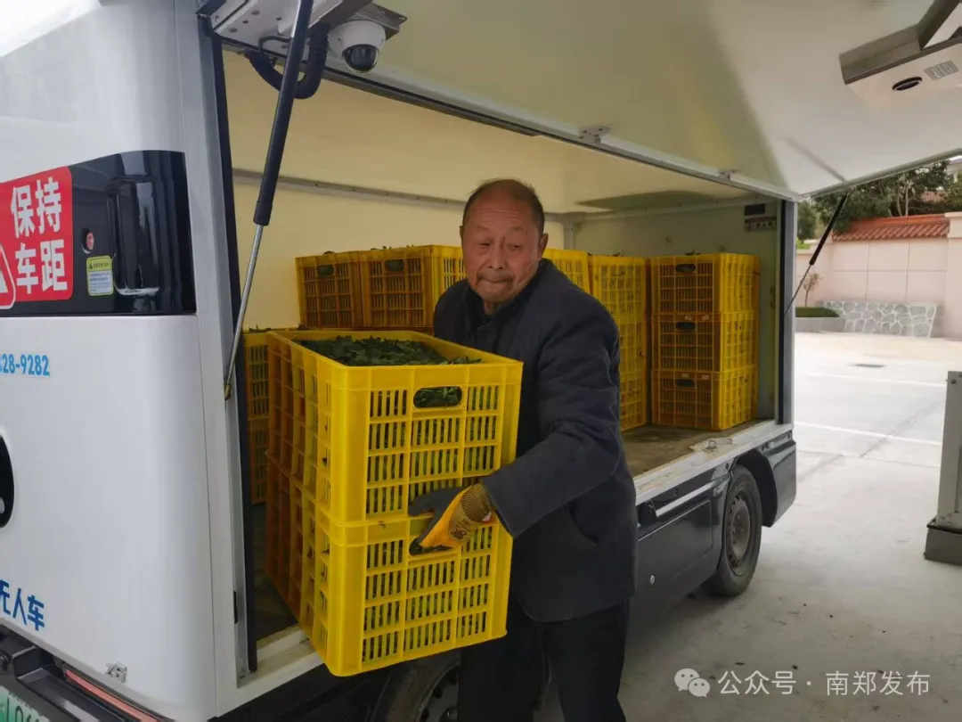 汉中田间地头出现无人运输车