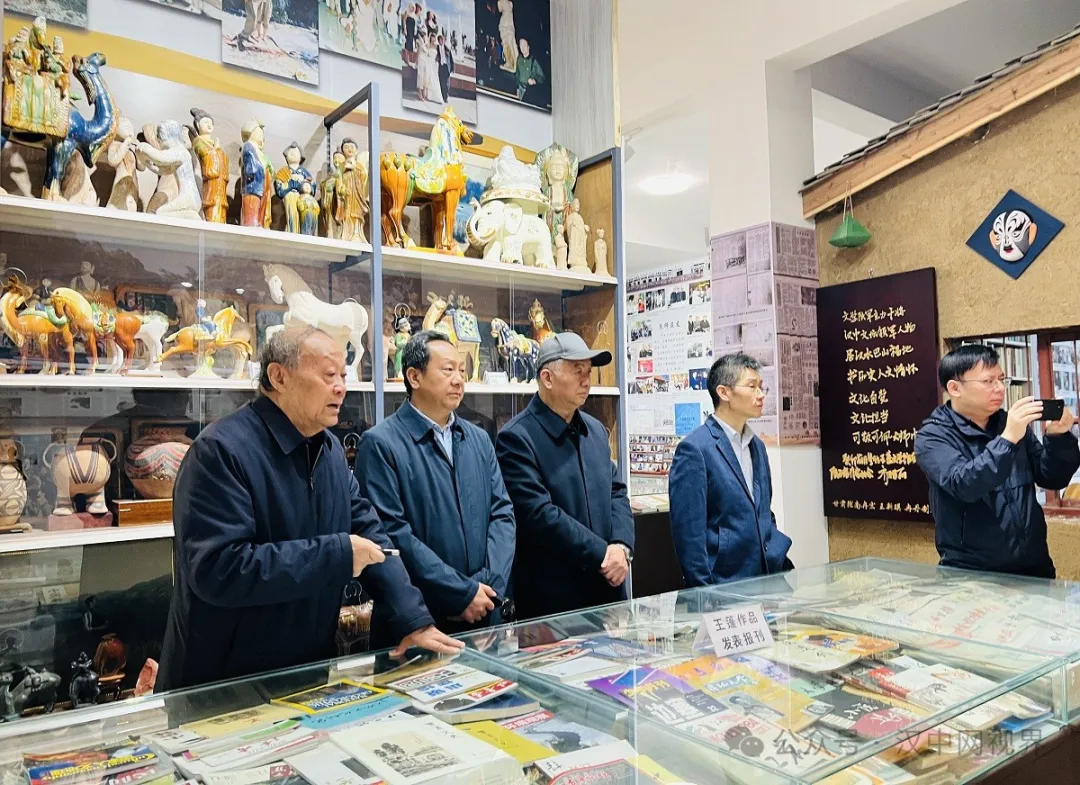张纪平摄影新著发布座谈会召开
