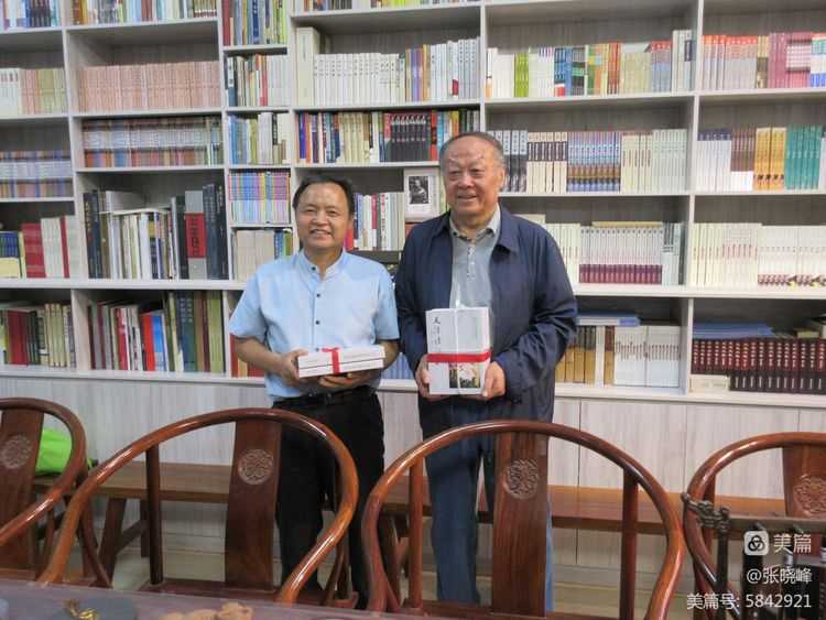 汉中老年大学诗词学会参访王蓬文学馆纪实