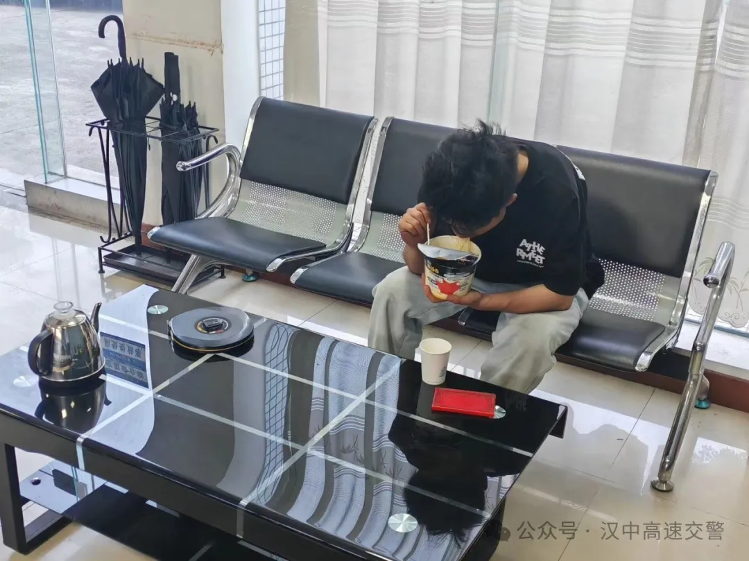 男子骑电动车上高速,汉中高速交警及时拦截