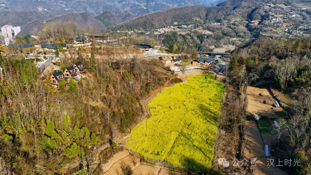 看巴山云海，住独栋小院。走进镇巴欢喜山，把自己住在风景里。