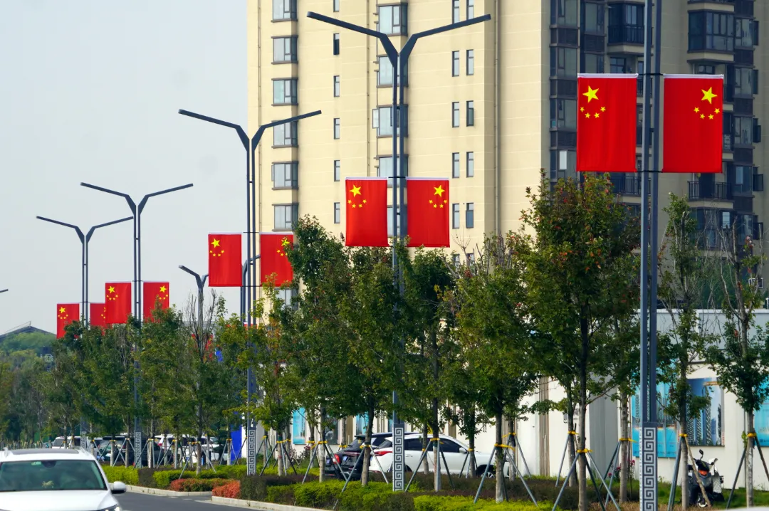 视觉汉台 | 国庆氛围感拉满!“中国红”扮靓汉台街头