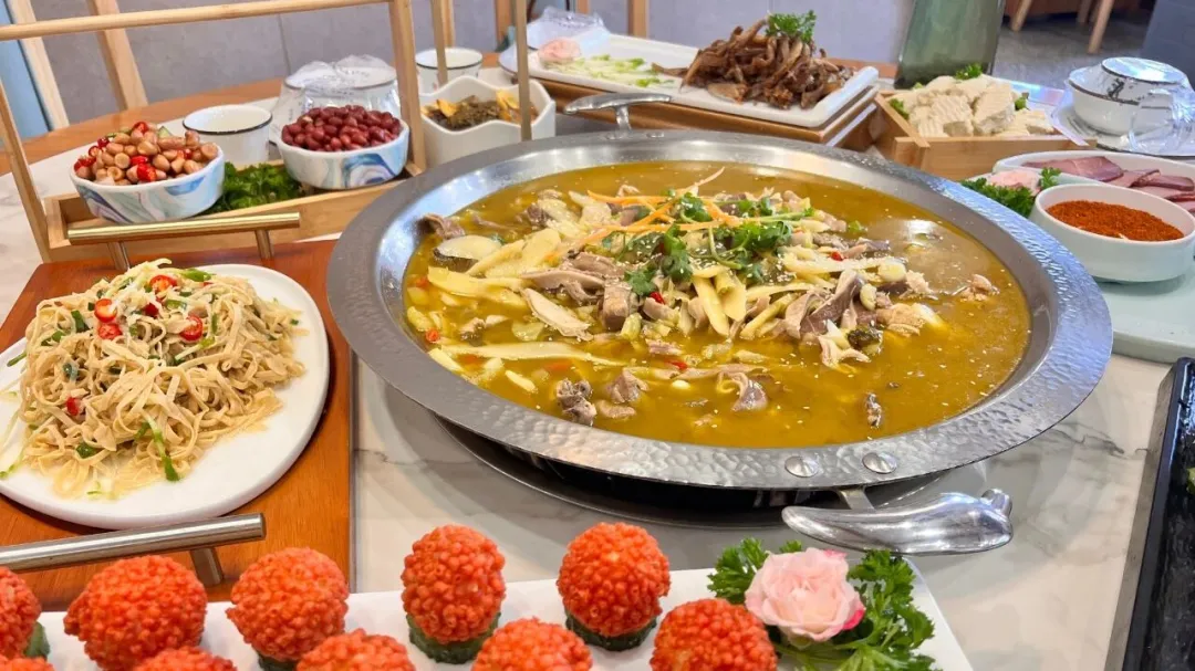 跟着非遗美食游南郑:酸辣鲜香、肉嫩汤美的泡姜鸡。