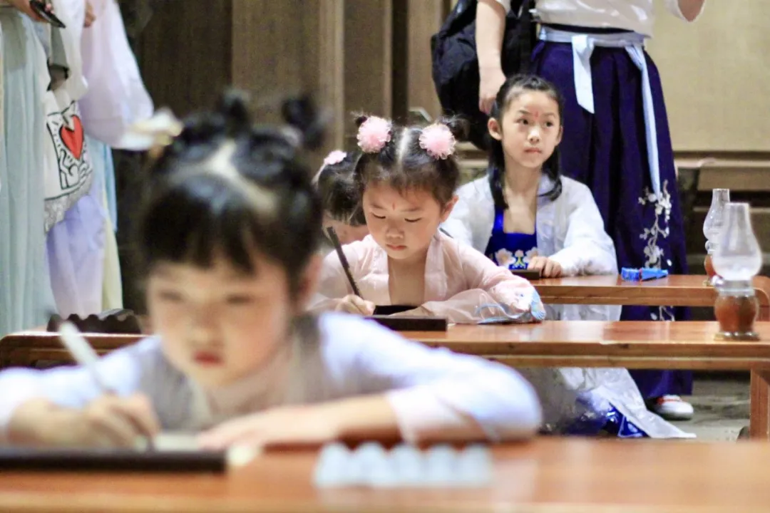 兴汉胜境推出大学生旅游年卡 138 元可享全年不限次入园及双演出权益