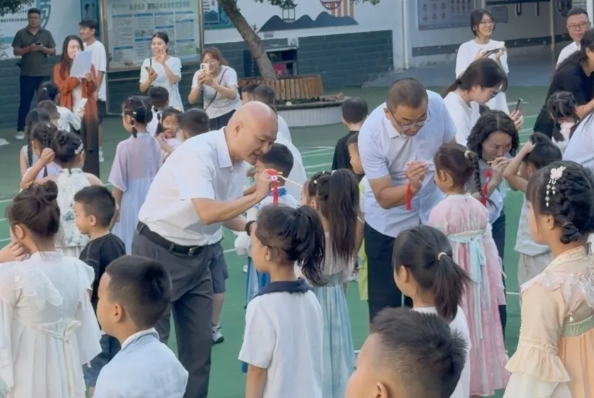 开学第一天,被青年路小学的这场仪式暖到了