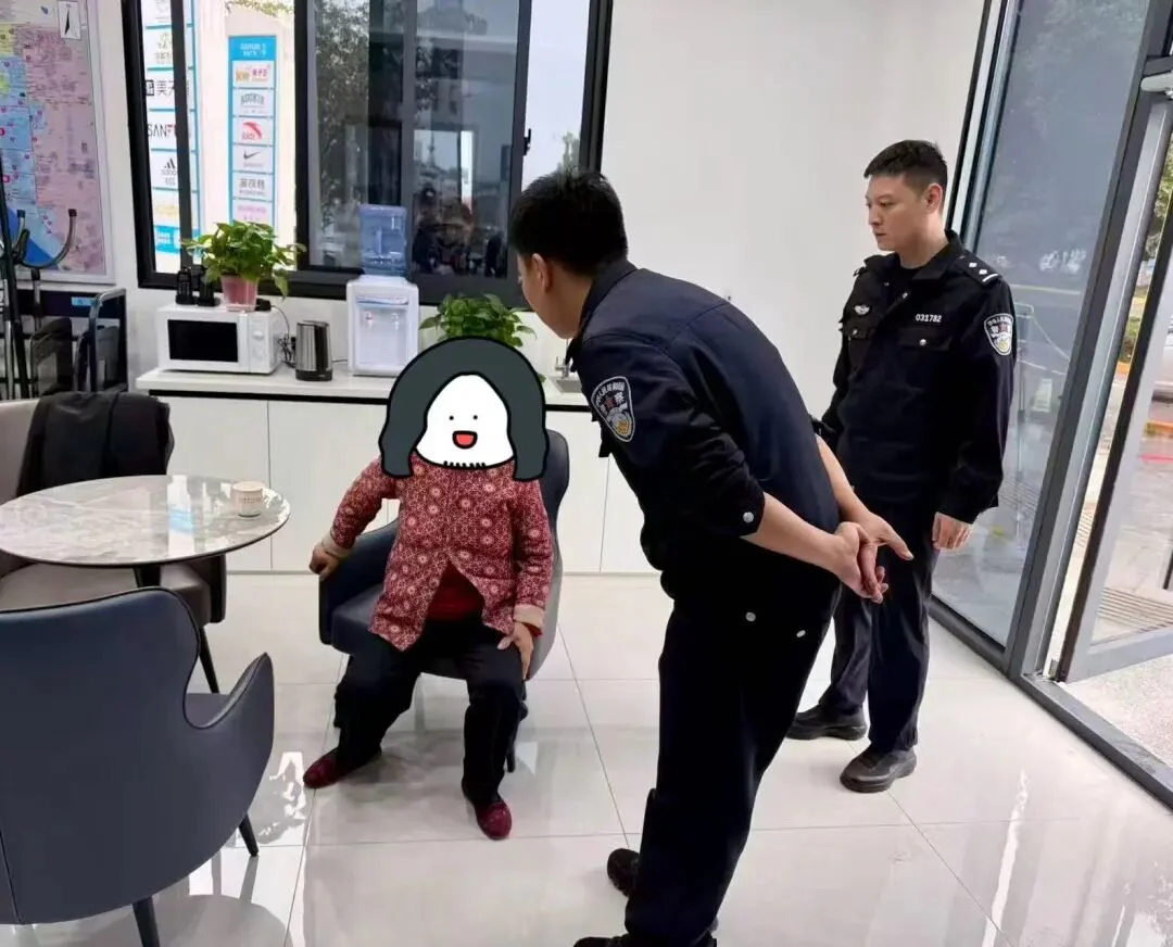 秋雨寒江畔 “警风”暖民心