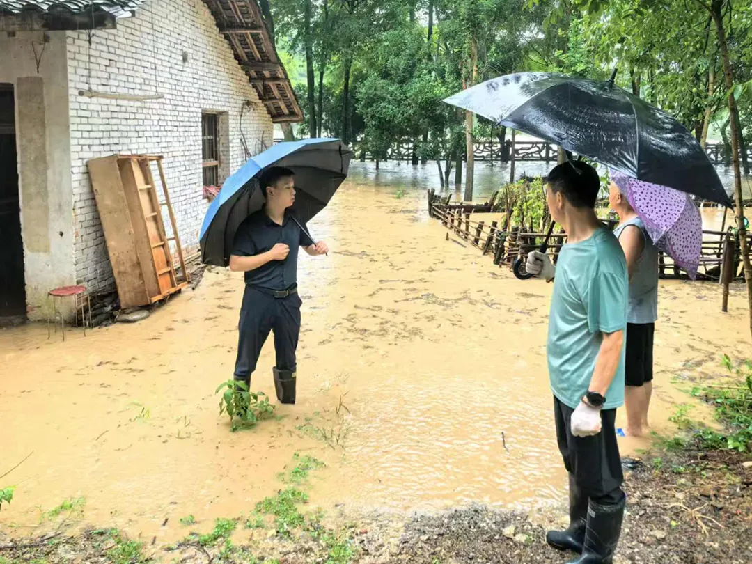 “他身上有伤，还给我们守了整整一夜……”