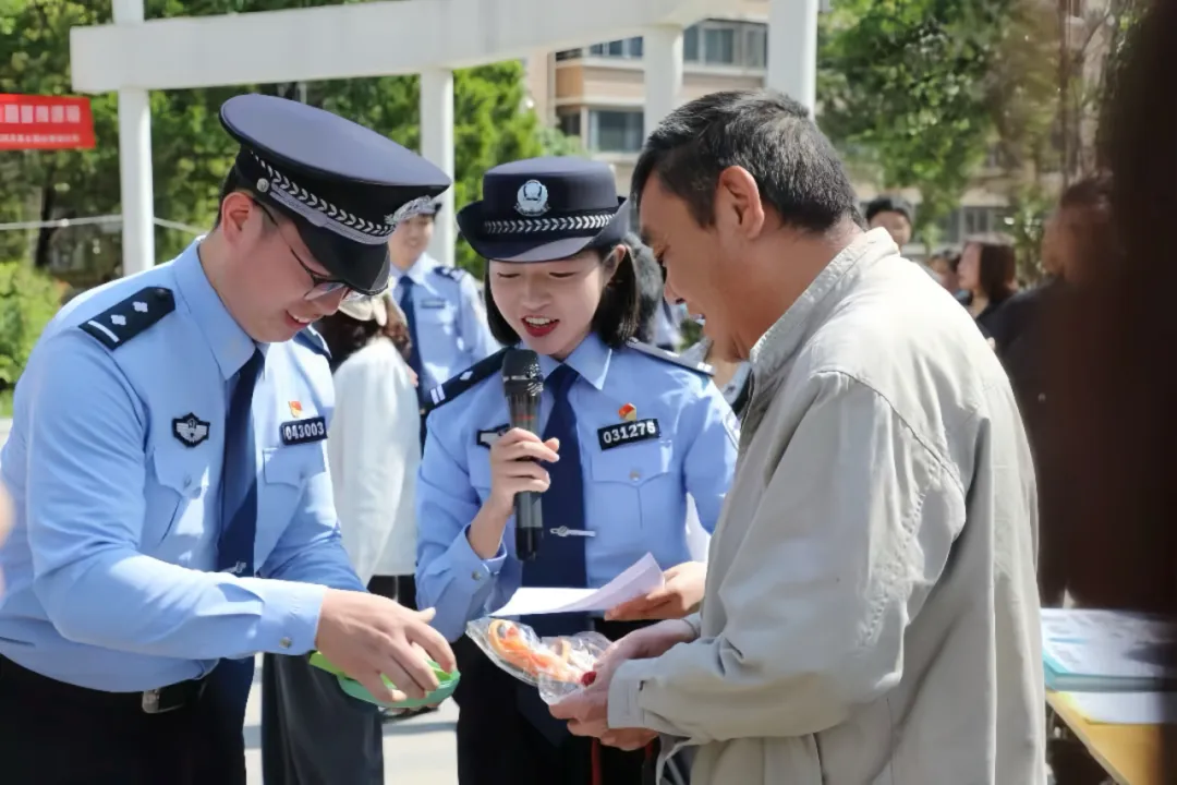 遛狗不牵绳“狗很温顺”就行？记者实地探访→
