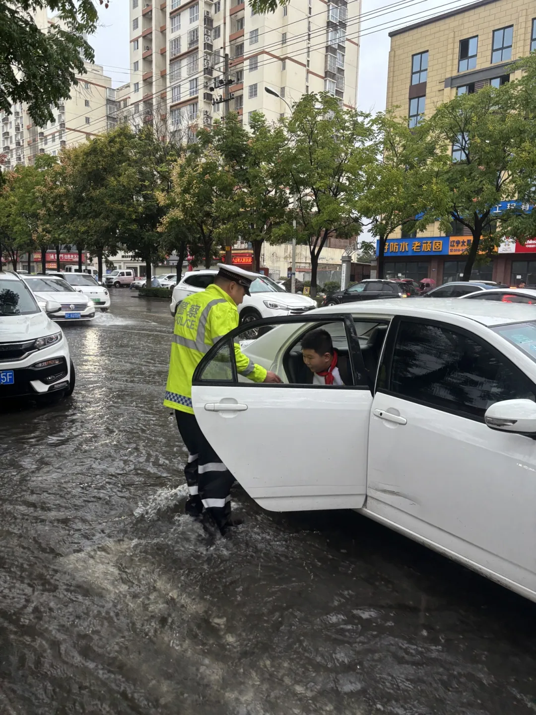 雨中暖怀：交警化身“摆渡人”护学