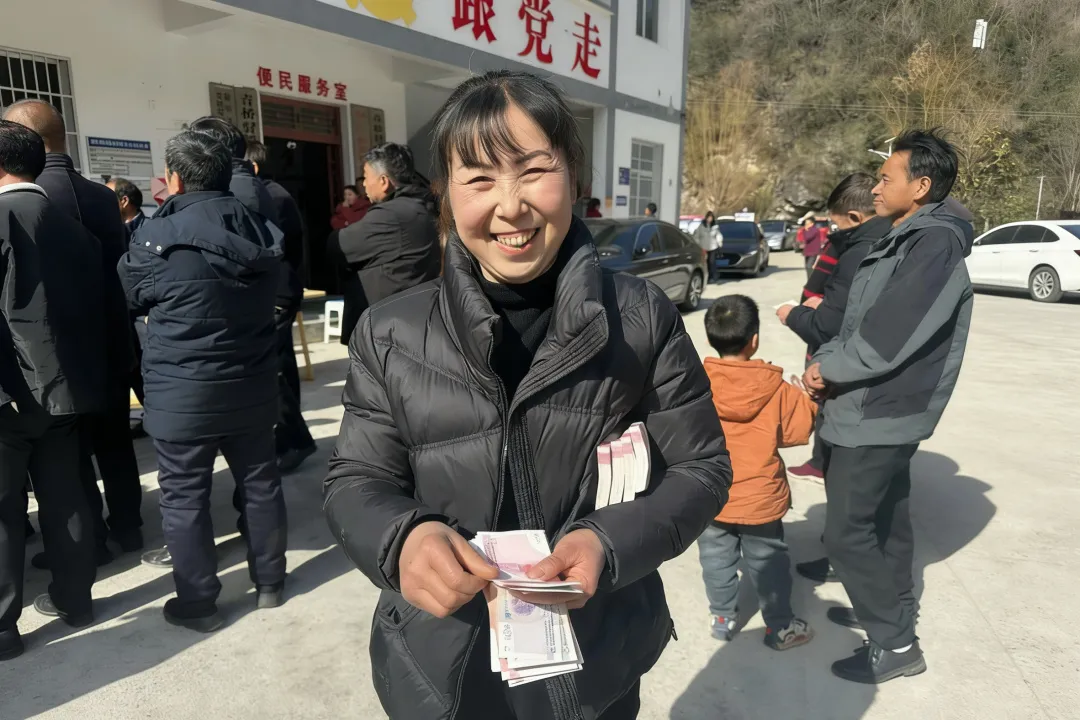 排队领钱！汉中这个村又发“年终奖”了！