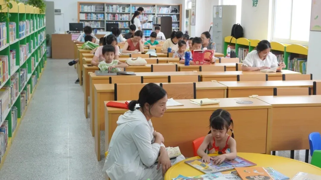 汉台：纳凉“充电”两不误 全民阅读书香浓