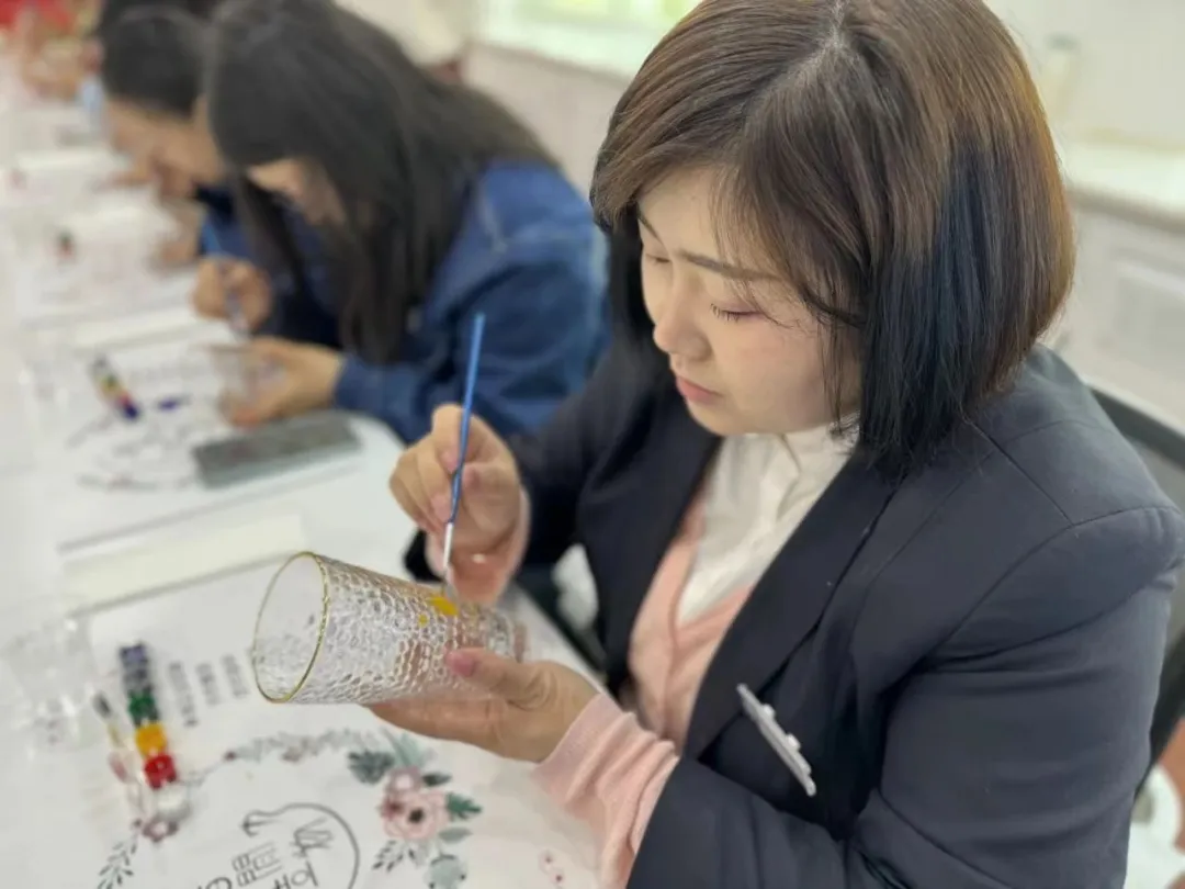 国网汉中供电公司：巾帼撑起“半边天” 流光溢彩庆“三八”