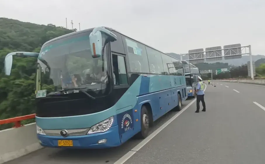 大巴故障46名学生被困高速，汉中交警迅速救援保平安