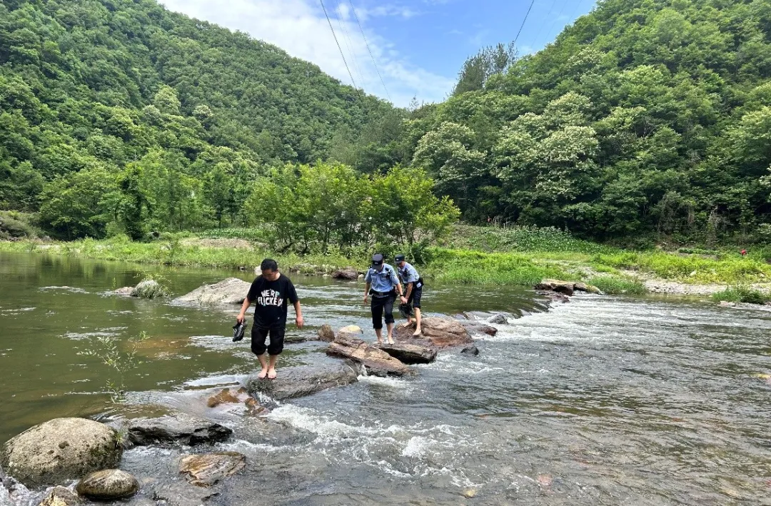 小伙任性离家出走,汉中民警深山寻回