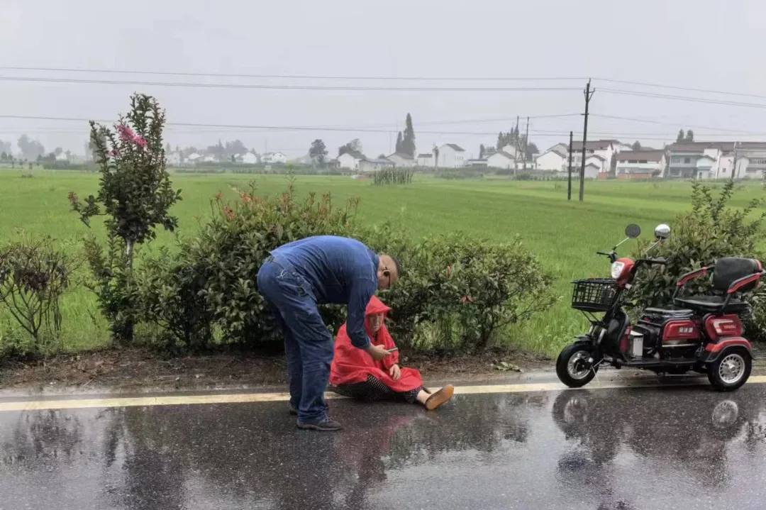 老人三轮车不慎侧翻,电力师傅冒雨暖心救助