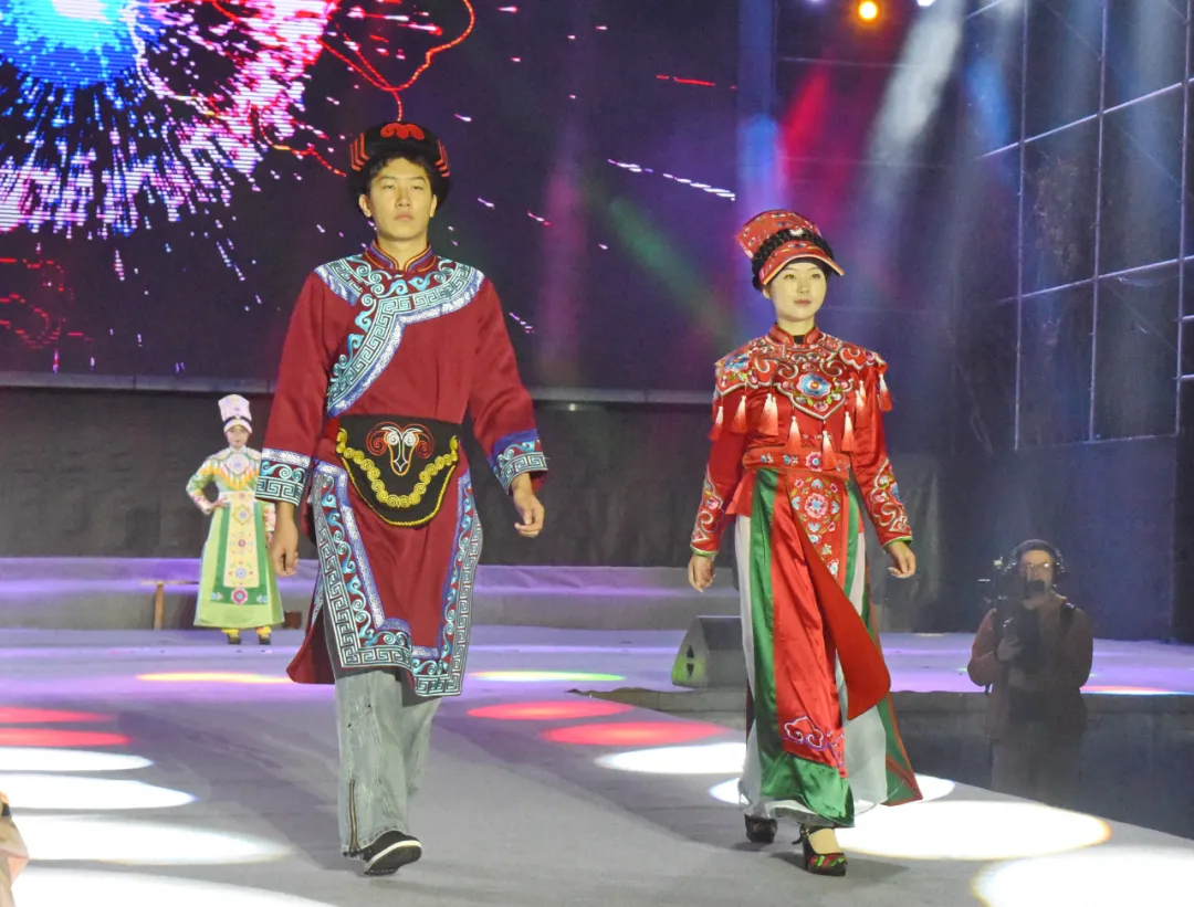 “云上霓裳·羌韵新生”T台秀宁强华美上演 千年羌文化焕发时代光华