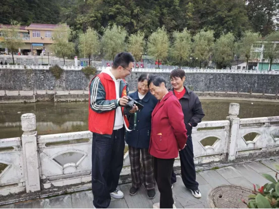 戴红围巾，拍幸福照，镇巴重阳暖意浓