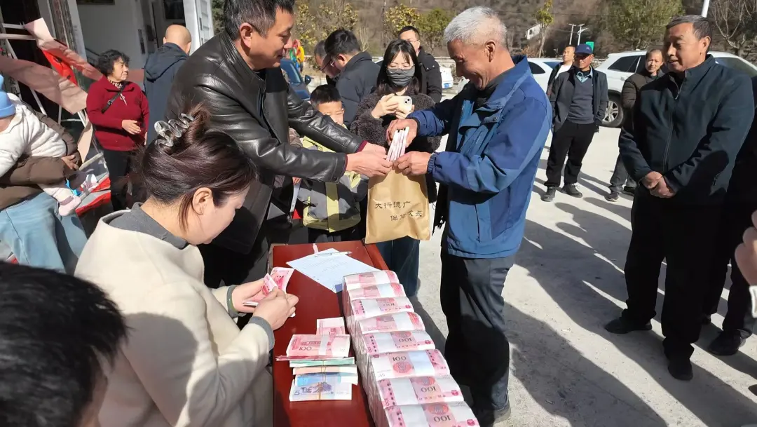 排队领钱！汉中这个村又发“年终奖”了！