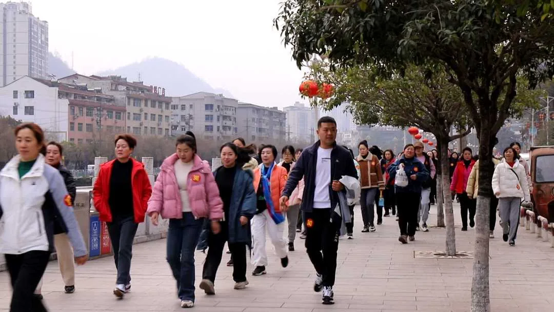 镇巴举行2024年庆“三八”毅行活动