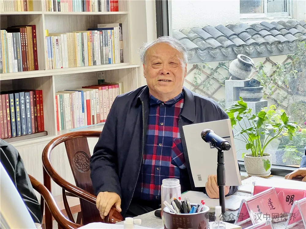 张纪平摄影新著发布座谈会召开