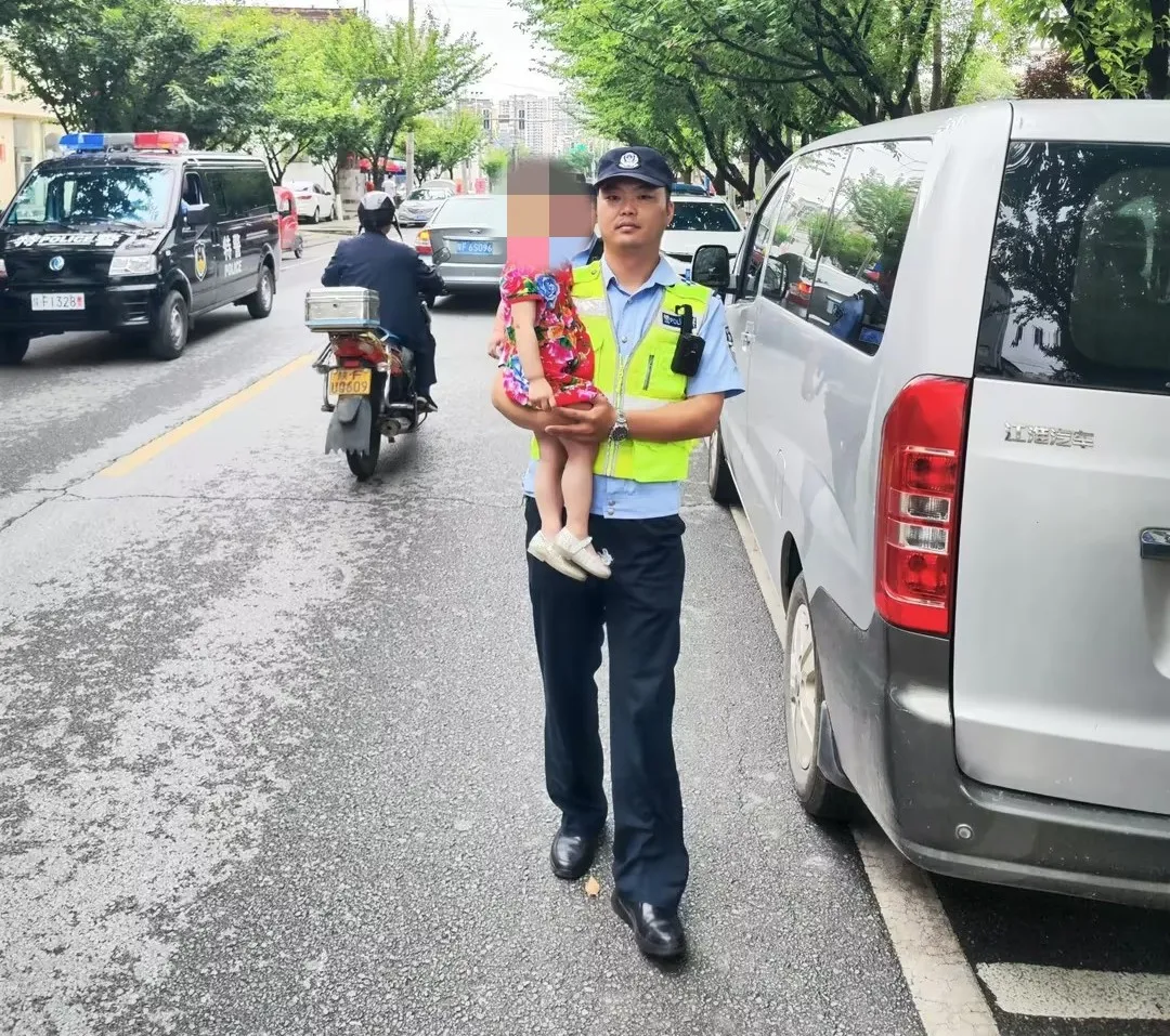 两岁萌娃溜出家,民警化身奶爸找到家