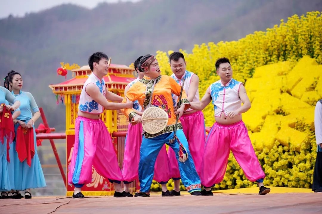 2025年全国春季“村晚”示范展示暨陕南民歌实景剧《风起巴山》首演圆满落幕！