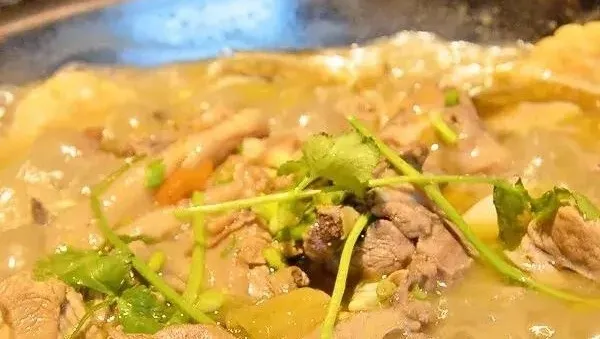 跟着非遗美食游南郑:酸辣鲜香、肉嫩汤美的泡姜鸡。