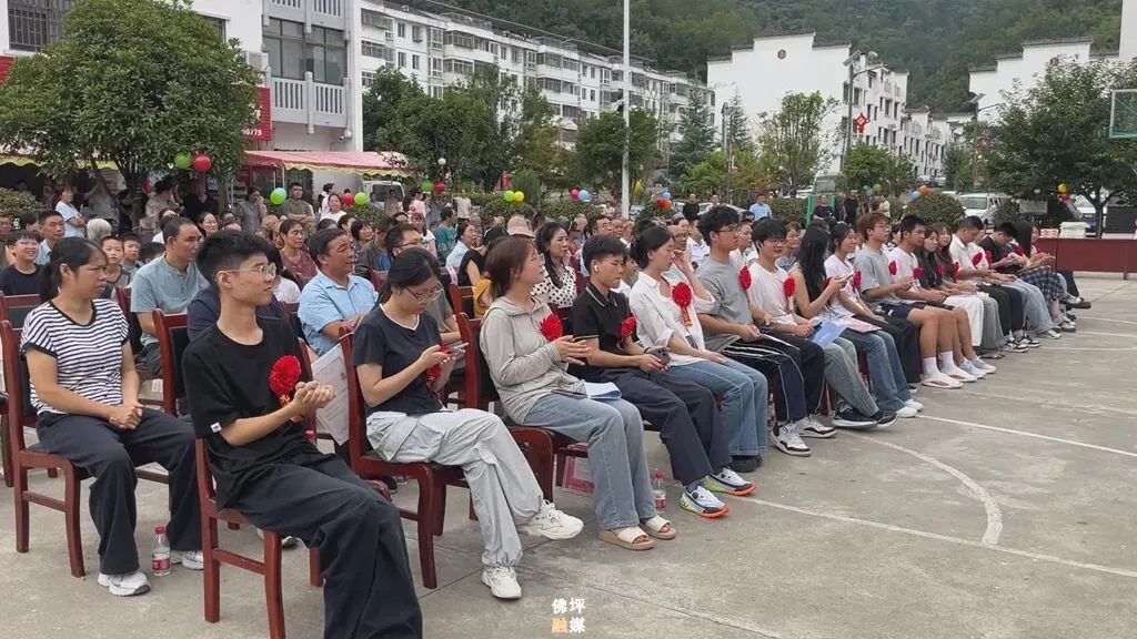 佛坪这场集体升学礼，不办酒席照样“倍有面儿” →
