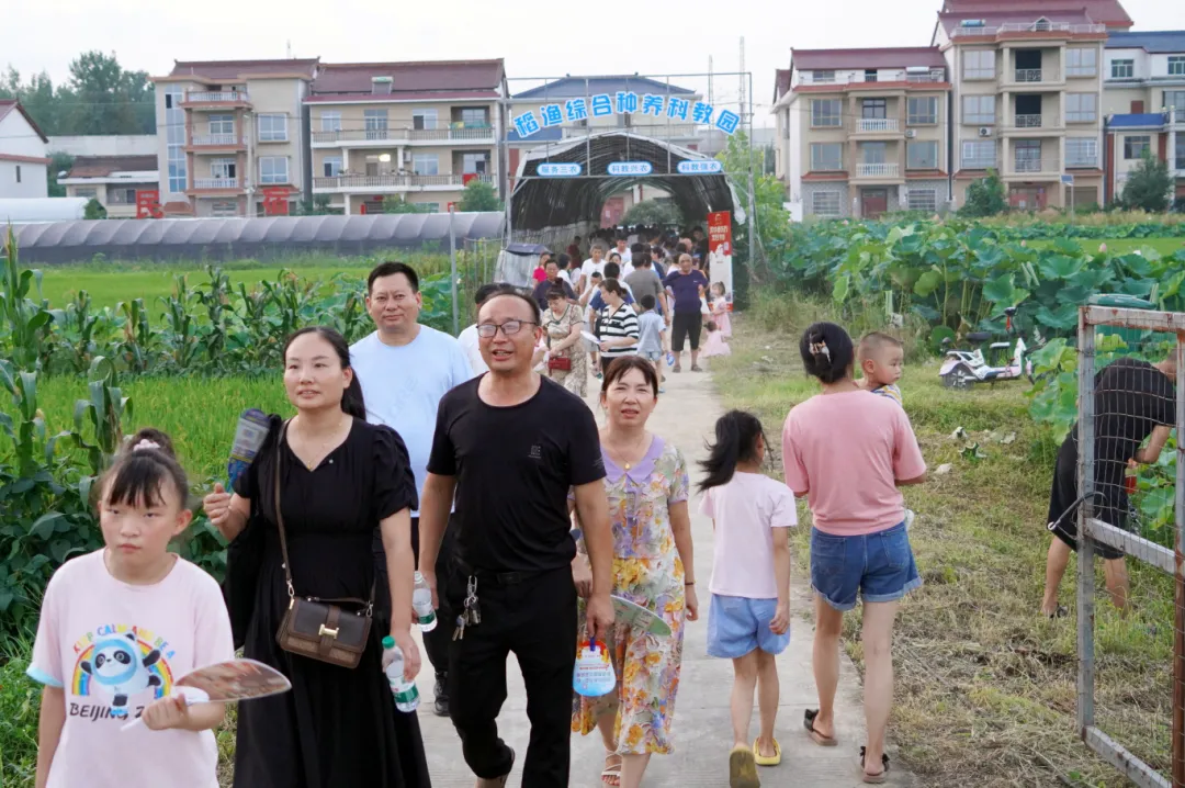 汉台铺镇第三届小龙虾啤酒节开幕啦!嗨“啤”一“虾”~