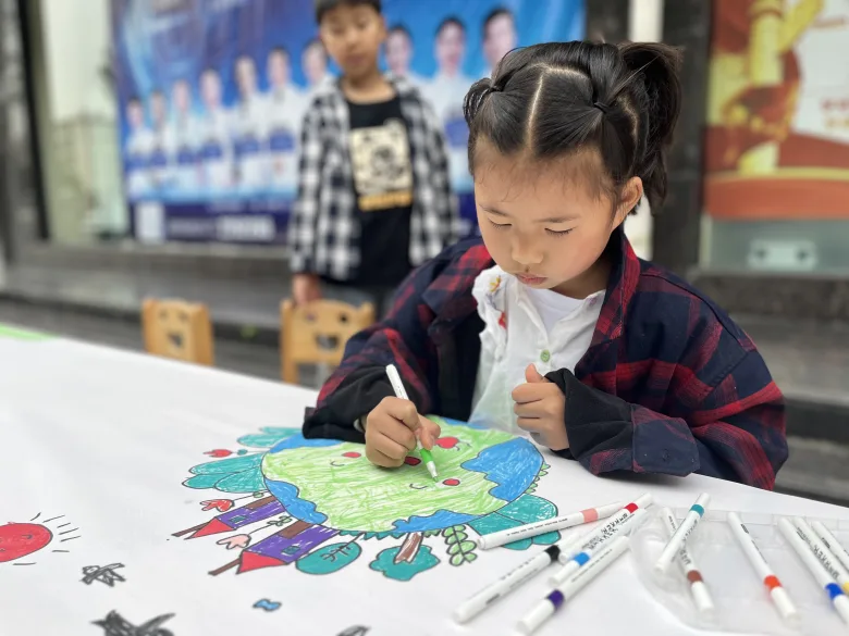 绿色节能，旧物换“新”生！ 汉中爱尔眼科医院开展“世界地球日”系列活动插图2