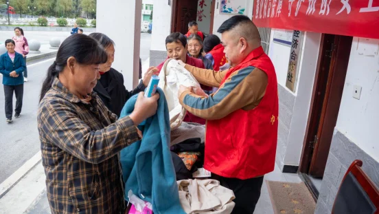 戴红围巾，拍幸福照，镇巴重阳暖意浓