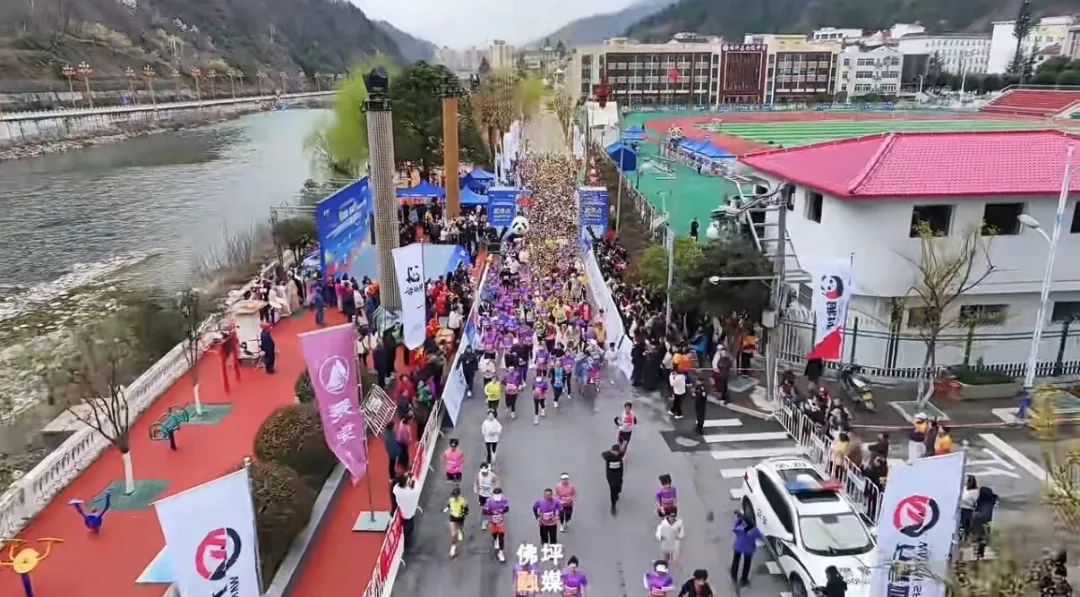 花海为媒 奔跑迎春！2026佛坪茱萸花海踏春跑活动活力开跑