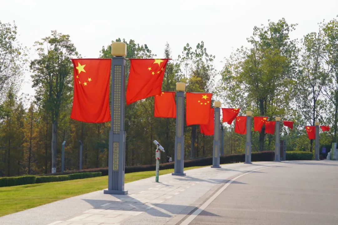 视觉汉台 | 国庆氛围感拉满!“中国红”扮靓汉台街头