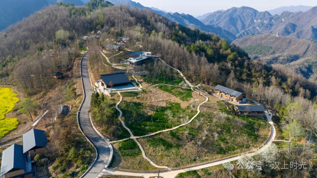 看巴山云海，住独栋小院。走进镇巴欢喜山，把自己住在风景里。