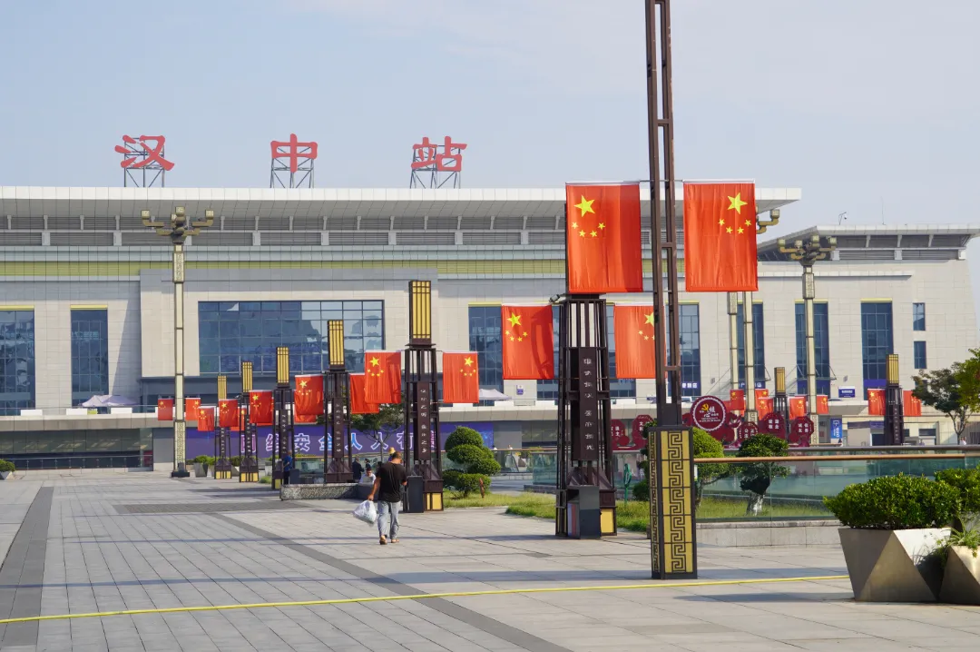 视觉汉台 | 国庆氛围感拉满!“中国红”扮靓汉台街头