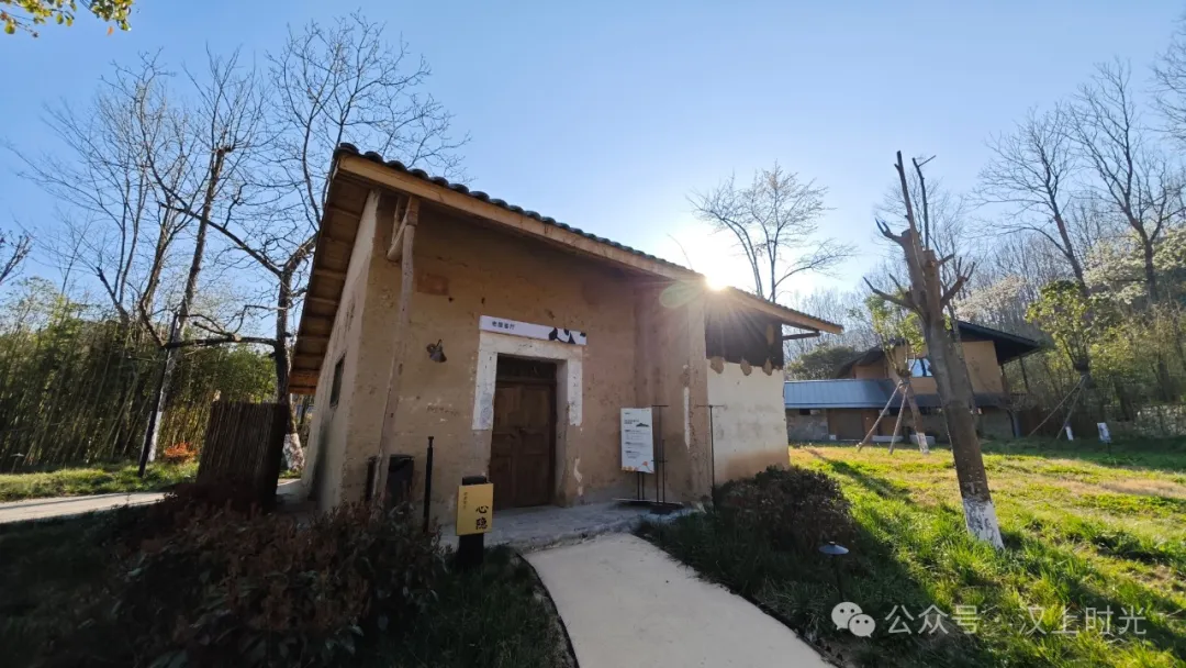 看巴山云海,住独栋小院。走进镇巴欢喜山,把自己住在风景里。