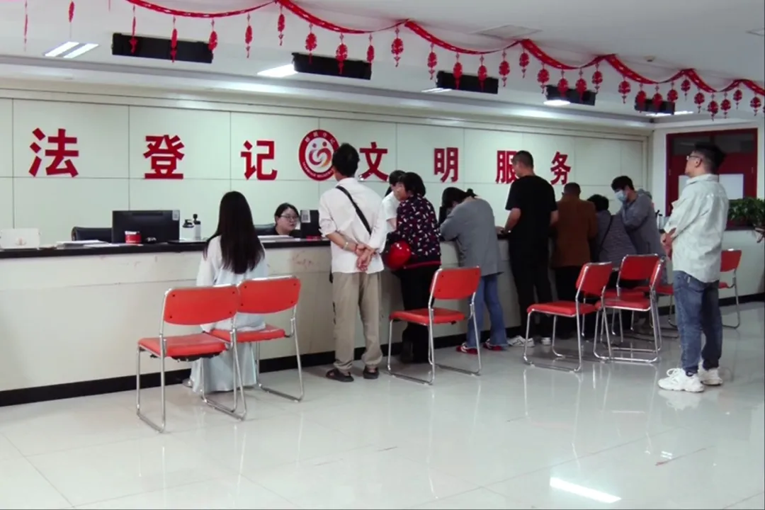 汉台迎来首对婚姻登记全国通办新人