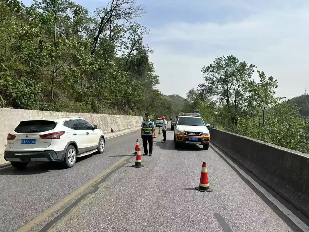 35分钟火速扑灭！公路人变身消防员 →