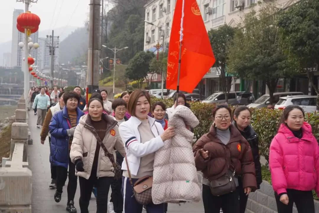 镇巴举行2024年庆“三八”毅行活动