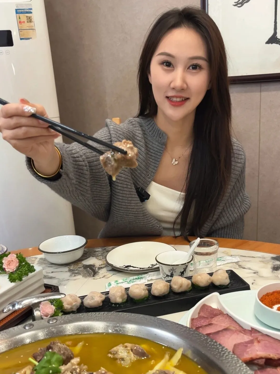 跟着非遗美食游南郑:酸辣鲜香、肉嫩汤美的泡姜鸡。