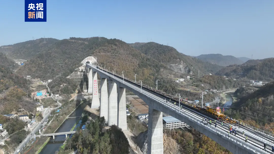 进度条刷新！西十高铁全线铺轨贯通