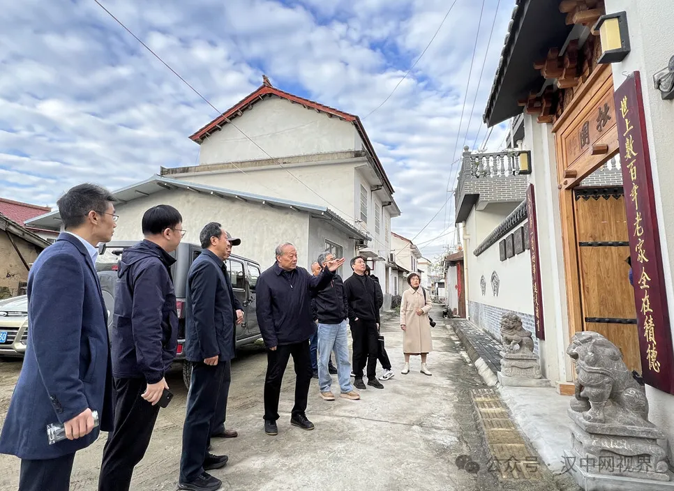 张纪平摄影新著发布座谈会召开
