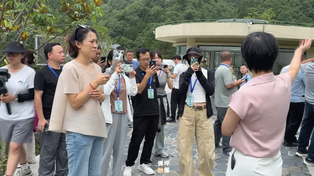 40家中省市网络媒体和名人聚集佛坪,为什么→ 做什么→