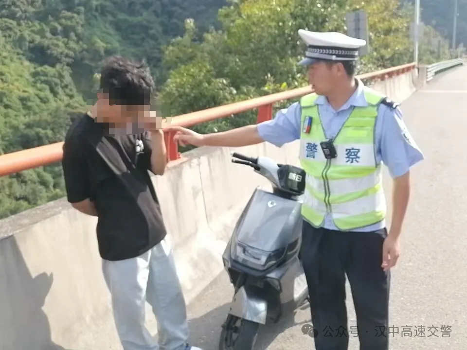 男子骑电动车上高速,汉中高速交警及时拦截